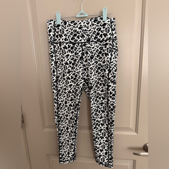 ZYIA Snow Leopard “Light & Tight” high waist leggings Size 14-16 Capri (23-25”) - Picture 5 of 9